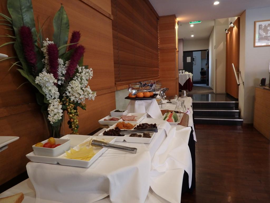 Отель Zagame'S House Мельбурн Экстерьер фото A buffet at a hotel