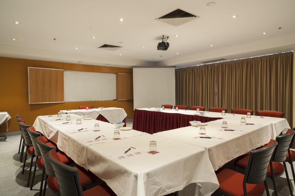 Отель Zagame'S House Мельбурн Экстерьер фото A meeting room at the University of New South Wales