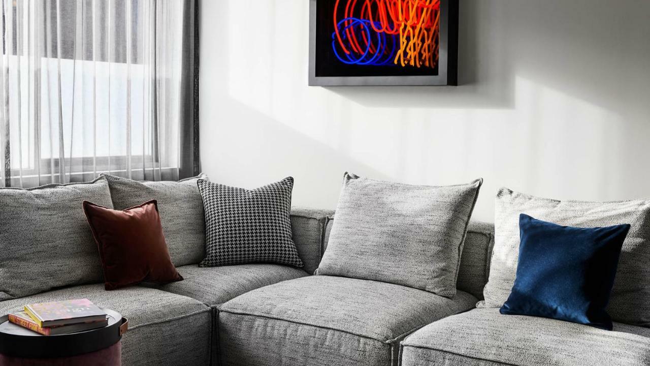Отель Zagame'S House Мельбурн Экстерьер фото A modern sectional sofa