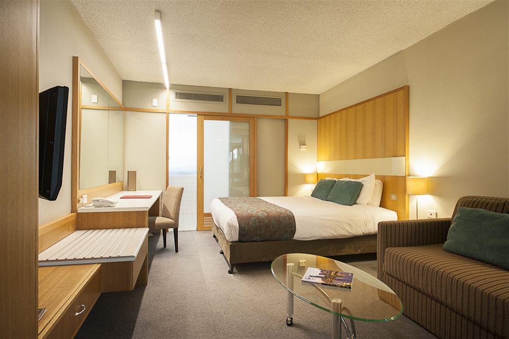 Отель Zagame'S House Мельбурн Экстерьер фото A room at the Hilton London Heathrow
